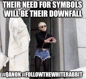 IchBinGottlich's tweet photo. Pobrecilla. "Chica Disney". 

¿Programa Monarca? ¿Beta? 

Quien tenga ojos vea.

#MileyCyrus #PizzaGate #SymbolismWillBeTheirDownFall #ElGranDespertar #SentidoComun #QAnon #QAnonEspaña #QAnonSpain #GOBIERNODIMISION! #GobiernoDimisionYa! #antiNOM https://t.co/A22Vpn5Z3g