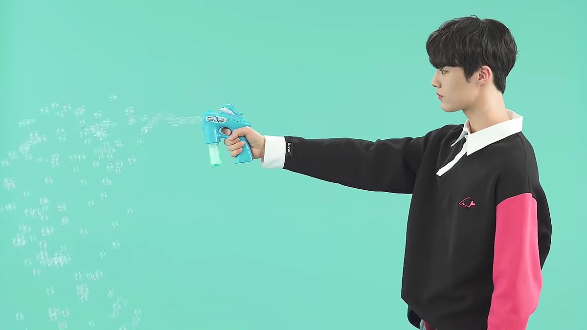 like byounggon, we already have the element of hyunsuk, water, represented by water pistols. more, he doesn't choose any one, the one with the dolphin, animal that will follow him until now. by his way of doing and choosing too, he looks like a cheerful child having fun.