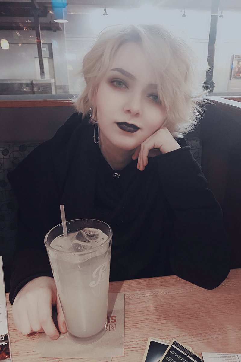 _10kujo's tweet photo. pov: I’m your goth bf and we’re on a date https://t.co/qOMoIF8Hpd