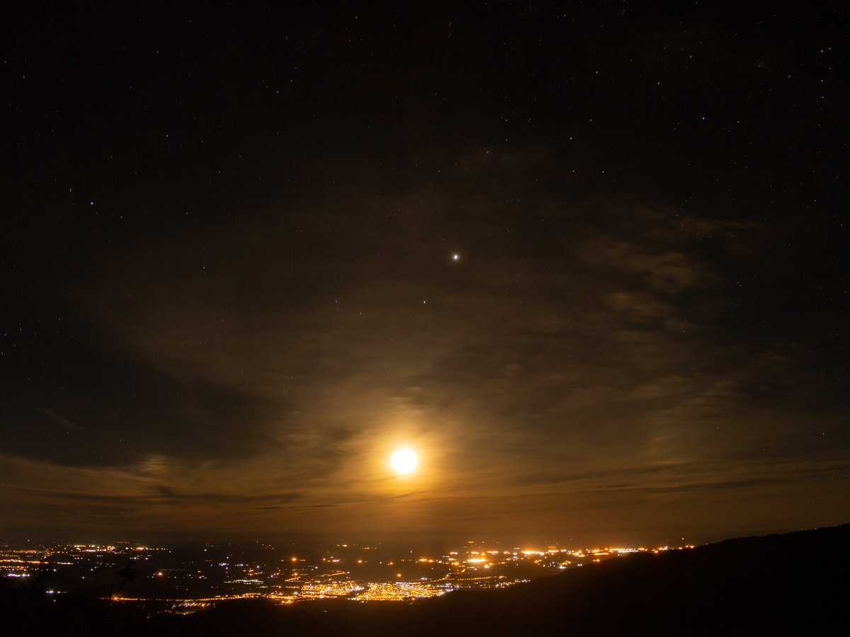 Ediltorres_foto's tweet photo. Sale la luna sobre Acacias - Meta. https://t.co/4gAAlIai2I