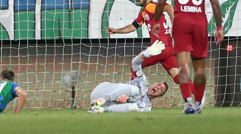 marca's tweet photo. 💪💪💪 Mucho ánimo a @1_Muslera_25, portero de @Uruguay 🇺🇾 y del @GalatasaraySK: tibia y peroné rotos tras un choque escalofriante con un rival https://t.co/eDN0VXzQwe