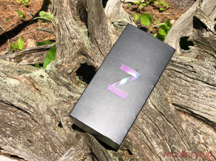 MobileSyrup's tweet image. Contest: Win a Bell Samsung Galaxy Z Flip mobilesyrup.com/2020/06/14/con…