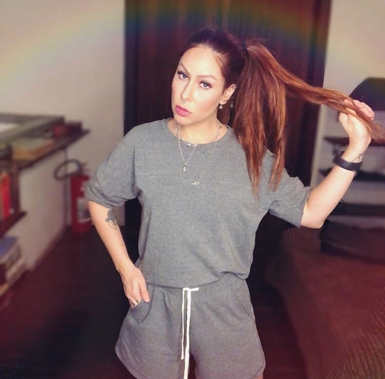 queenpitty__'s tweet photo. da série: “look confortável em casa”. aí está, @Pitty, com seu look bem básico & confortável 💅🏻 sempre dentro da moda, até mesmo em casa 🏠 * apreciem a beleza de cada detalhe.
#pitty #looksdapitty #livedapitty #pittynotwitch #pittyarrasa #queenpitty https://t.co/SX0E54ejeU