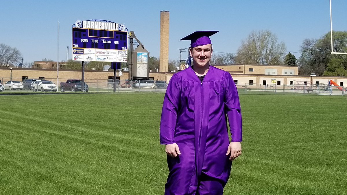 jodisam811's tweet photo. @Vikings @ACPage_77 @usbankstadium #SkolGrads Matt Samuelson, Barnesville HS, Class of 2020 https://t.co/qWzOoEXS6W
