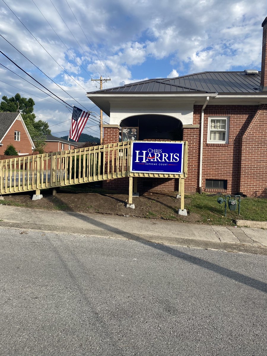 DanMcNamee1's tweet photo. Hanging proud on my house as you drive into Pikeville.Regardless of political affiliations I just want to vote for good people.@RepHarrisKy is as good of a man that I know. Unfortunately,I have reached a close bond with his family over a similar injury to my own. True family man. https://t.co/vSQiQ9xwSR