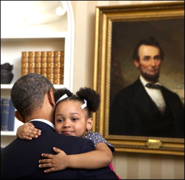 AuthorJoeNBrown's tweet photo. @KaraSnowflake @ObamaWhiteHouse @MichelleObama This one says #Love ๐งก more than any other #ObamaLove picture on #ObamaDayUSA or any day throughout history. #ObamaKnows, and #AbeKnows that #ObamaIsGreat. #HugDay ๐ค #LoveDay ๐งก #ObamaGreat #ObamaAppreciationDay https://t.co/KXKROYyeCQ