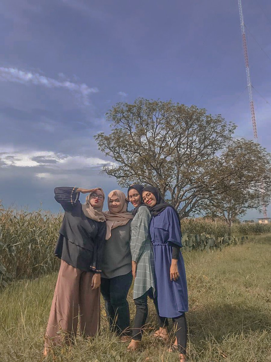 Putrihari8's tweet photo. @intanorii Weh kok samaan si potonya 😒 https://t.co/spe4x7cyK8