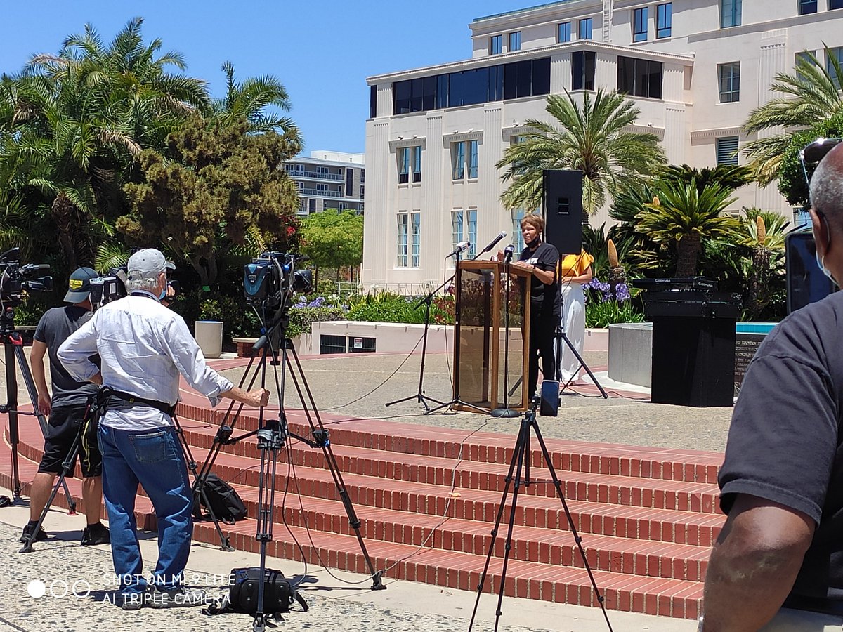 MThomasSD's tweet photo. 70% of Black businesses in San Diego are on the verge of closing. Nationally 95% were denied #PPP. This hurts us all! We must do better. Proud to launch the Black Business Relief Fund w/ @CSDBlackChamber @SDGrantmakers to get relief &amp; rebuilding funds to Black-owned biz. https://t.co/dnCluk6MPv