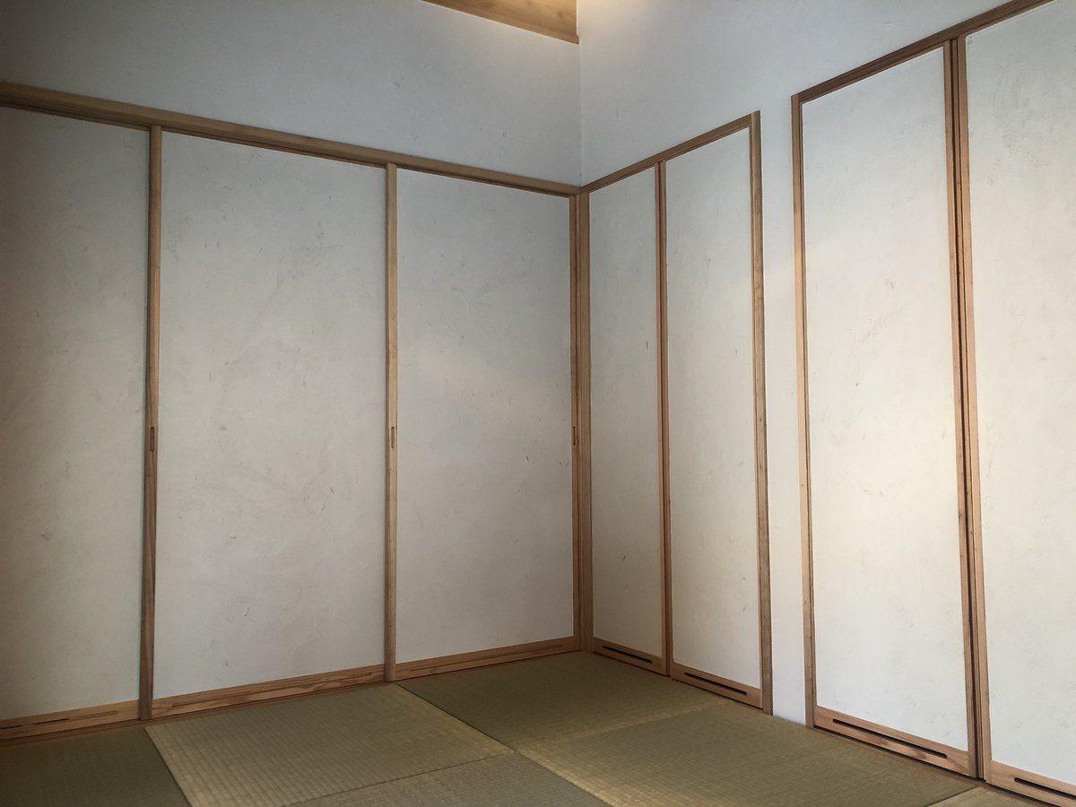 Sho Ma 沖縄左官 和室 の壁はオリジナル漆喰 レキオライム 漆喰と琉球石灰岩 クチャ 月桃のスサを混ぜて少しグレーの落ち着いた雰囲気に 建具もすべて塗っており 一体感のあるまとまった空間になってます Sho Ma 沖縄左官 和室 の壁はオリジナル漆喰 レキオライム 漆喰と琉球石灰岩 クチャ 月桃のスサを混ぜて少しグレーの落ち着いた雰囲気に 建具もすべて塗っており 一体感のあるまとまった空間になってます