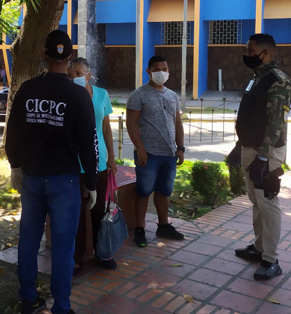 Funcionarios de la Delegación Municipal Puerto La Cruz, presente en las calles, a fin de concienciar a la población sobre la medidas de Prevención del COVID-19. #Cicpc