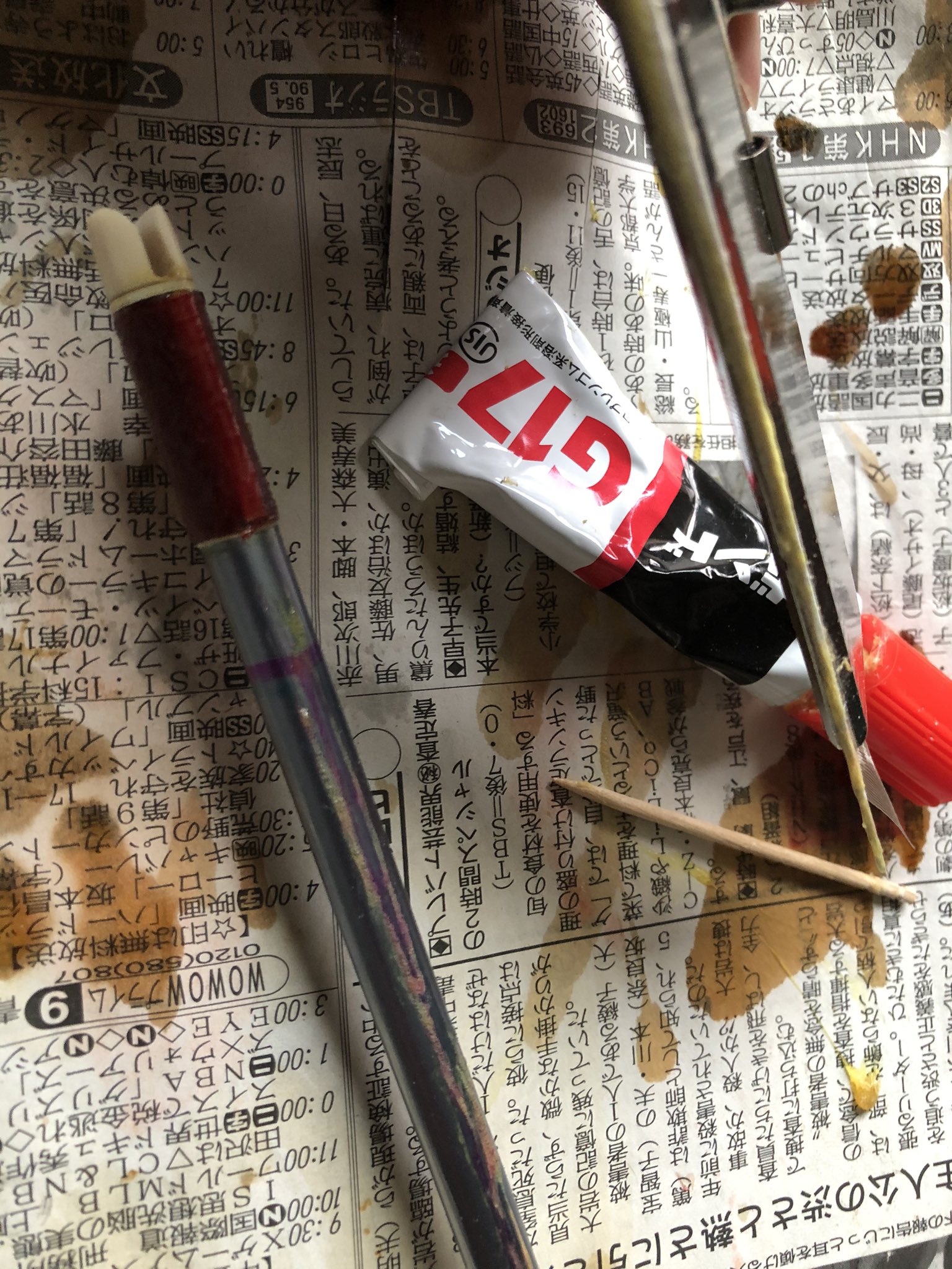 市村弘 矢羽根の長さは15センチ 前後に1 5センチほどの軸を残して切る 矢と治具ツールに挟んだ羽根に接着剤を塗る 5分ほど置いて接着面に強く押しつける これで完了 後は前後に出ている軸の部分に糸を巻き 高級うるしを最低二回は塗り重ねる