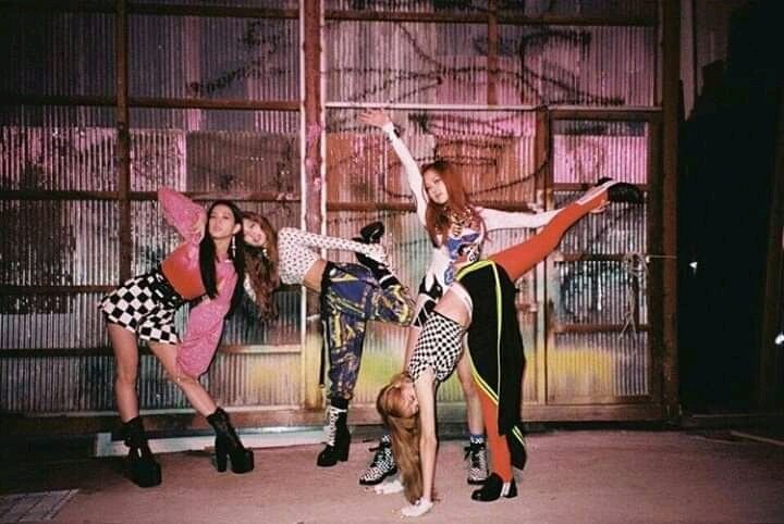 BarbieLisa27's tweet photo. EXACTLY TWO YEARS TODAY.

Lisa - the most followed thai artist &amp; k-pop idol
Jennie - the most followed korean artist
Rosé - the most followed Australian woman
Jisoo - the most followed korean actress

#HitUWithThat2Years #2YearsWithSQUARE_UP @ygofficialblink https://t.co/XXpXfej4LD