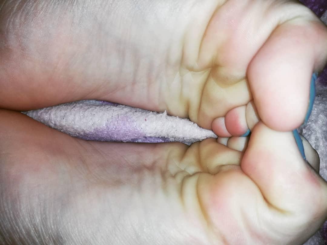 Beafeet6's tweet photo. Good Sunday..
-For more dm custom photos or videos DM💜
°
°
#feetporn #feet #toes #feetlatinos #footporn #footfetishcommunityfeet #footfetishgroup #footworshipping #dm #feetlovers #piesdescalzos #piesfemeninos #feetlatinos #footporn https://t.co/nKaGr72Snn