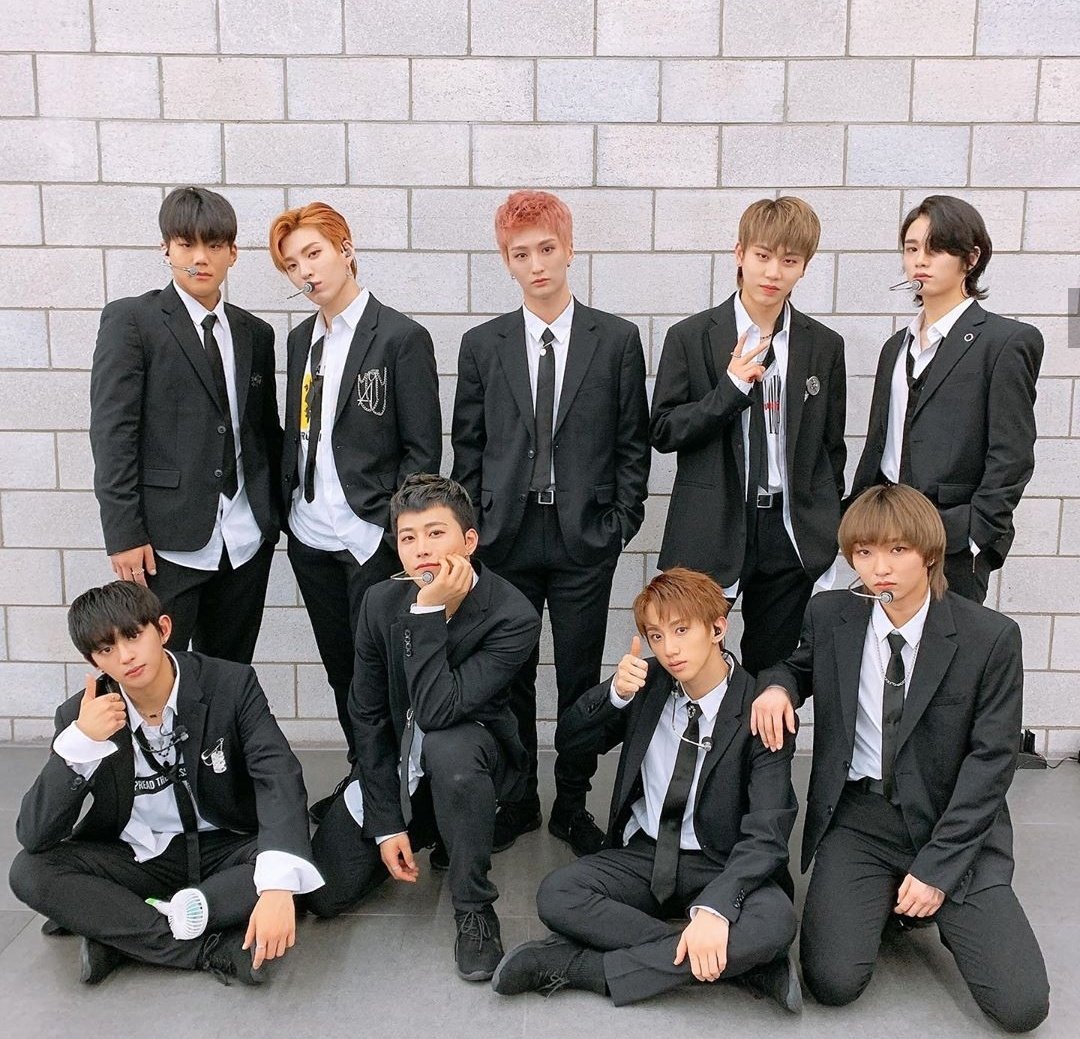 Новая мужская группа. DKB корейская группа. DKB группа участники. Кпоп группа 27 человек. Classy kpop группа.