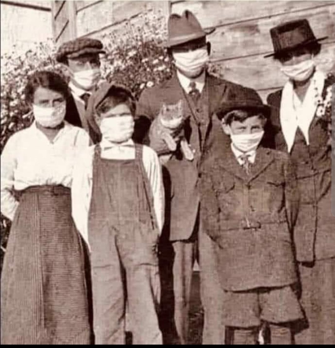DrPacoMoreno1's tweet photo. Hace más de 100 años durante la epidemia de la influenza se utilizaron cubrebocas. Hoy se requiere que los volvamos a usar para ayudar a evitar la dispersión del #COVID2019, será solo por un tiempo, ayudará a salvar muchas vidas. Solidaridad en la pandemia, usemos cubrebocas. https://t.co/kwUozrDNAD