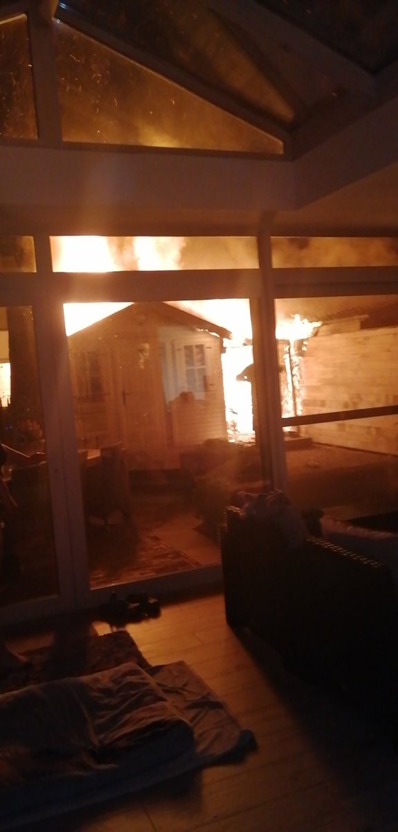 larsgilte's tweet photo. En toen stond het tuinhuis in brand... https://t.co/ok1H1TWeD2