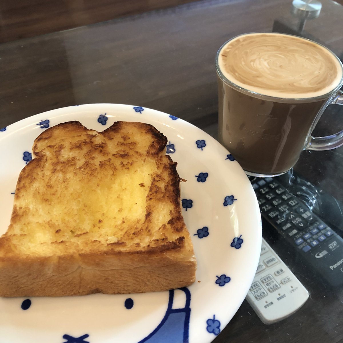 まちゅこデラックス レモンを輪切りにして蜂蜜に漬けたのをタッパーに入れてるの バターを塗ったパンに上から漬けたはちみつレモン果汁をかけるだけよん 娘のお弁当のおやつにもしてる 暑さバテ防止の為に