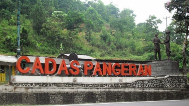 Sejarah Kelam Jalan Cadas Pangeran, Sumedang dan Mitos Kucing Hitam Penunggu Jalan Cadas Pangeran. . A Thread