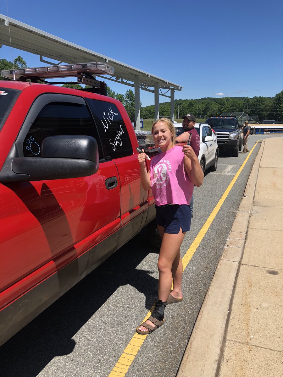 classof2020krhs's tweet photo. had an awesome car painting day !!! https://t.co/jRe3nWQWWJ