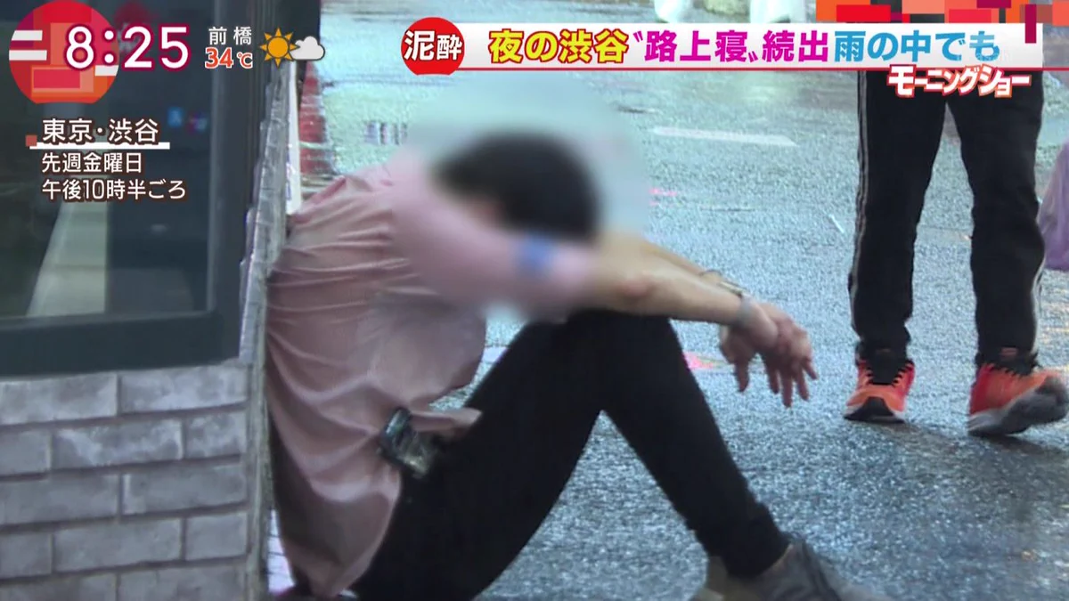 優しい世界？泥酔して路上で寝る人にそっと傘を差してあげる男性！