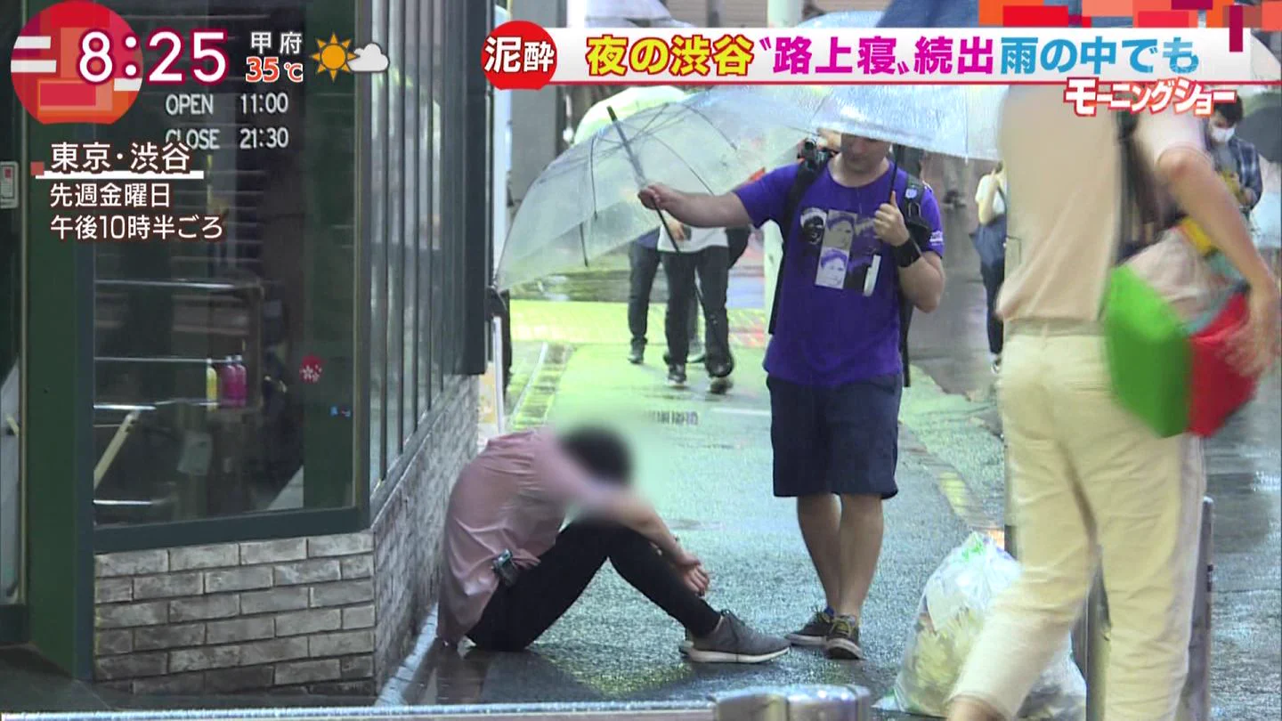 優しい世界？泥酔して路上で寝る人にそっと傘を差してあげる男性！