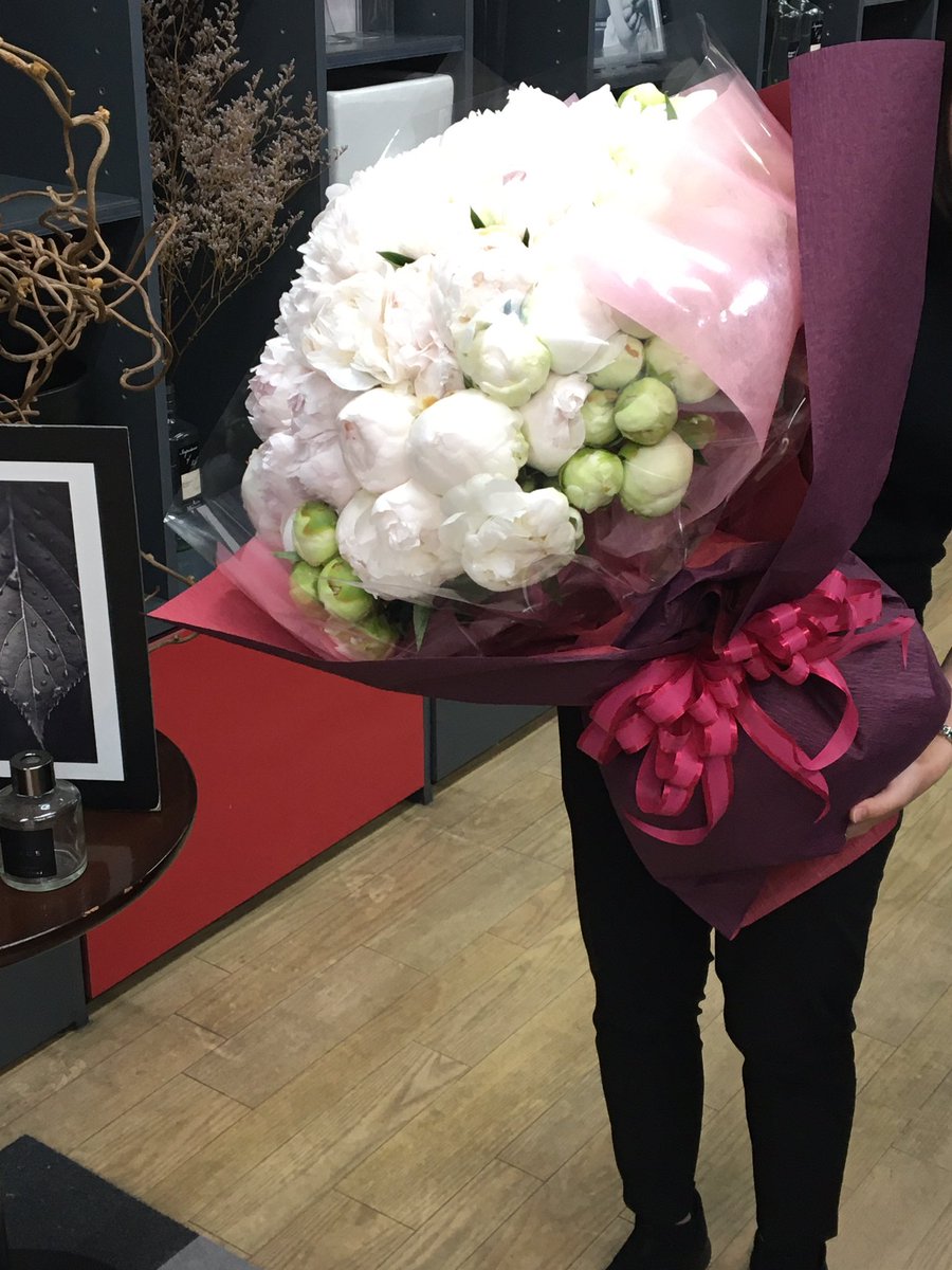 Designer S Studio F 先週のピンクに続き 今回は白のシャクヤク100本の 花束です 身長150 の当店アシスタントが 持つと まるでマンガに出てくる 小人が花を抱えているかのようです シャクヤク 特大の花束 フラワーアレンジメント Designer S Studio F 先週のピンクに続き 今回は白のシャクヤク100本の 花束です 身長150 の当店アシスタントが 持つと まるでマンガに出てくる 小人が花を抱えているかのようです シャクヤク 特大の花束 フラワーアレンジメント
