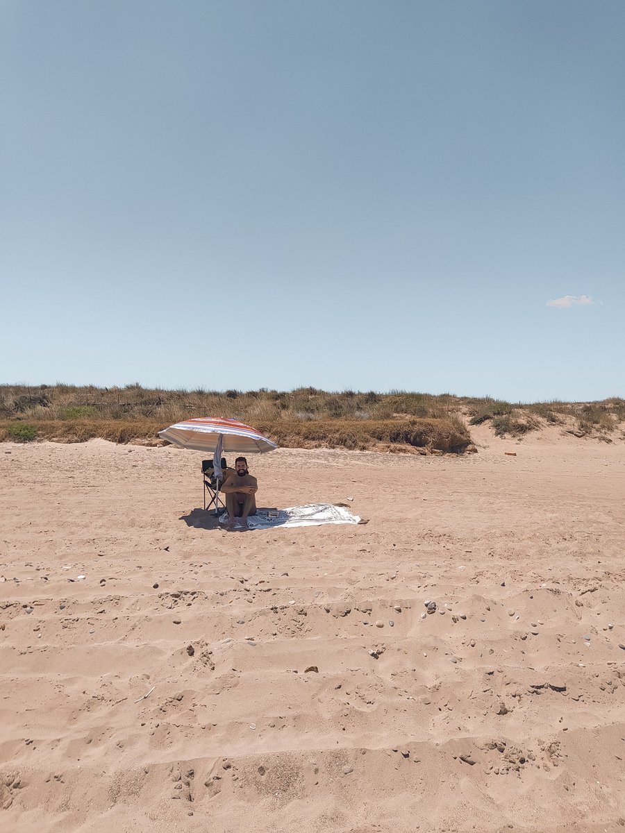 Fin de semana de playas solitarias, de siestas bajo la sombrilla y de libros bonitos en buena compañía 🐞🐞
¿Y el tuyo? 
#14Junio #beachlife #weekendvibes #summer #playas