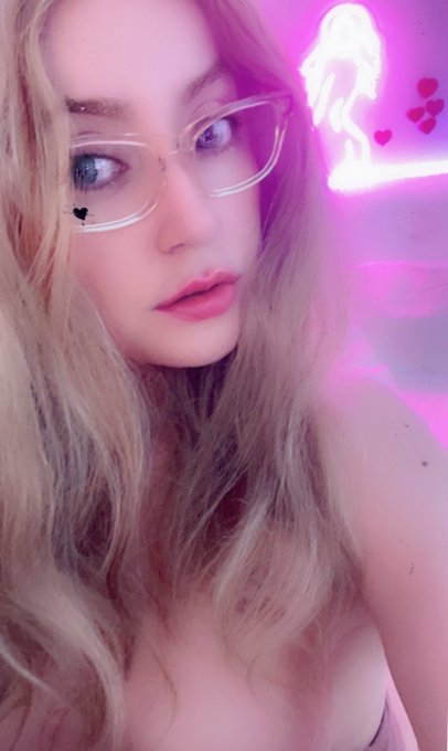 I&rsquo;m LIVE now :))) https://t.co/D3UnASaaAJ https://t.co/IKfBCCDelw<a href="/tag/camgirl"class="tags"><span>#camgirl</span></a><a href="/tag/camgirls"class="tags"><span>#camgirls</span></a>