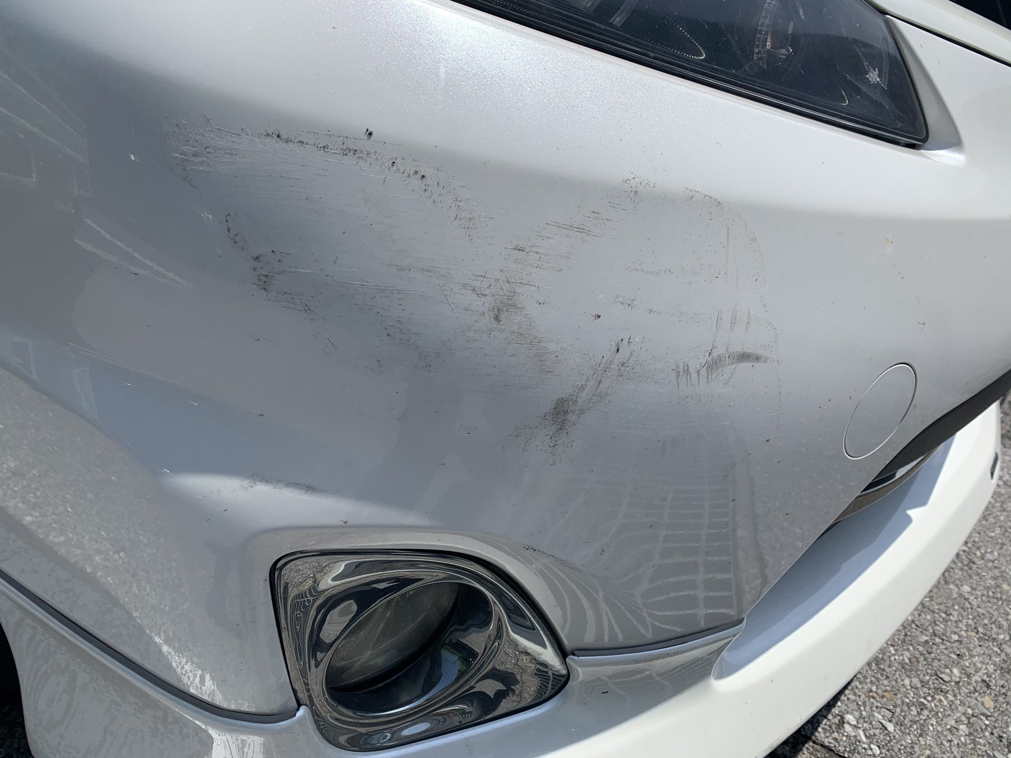 Lights 本日10時宇都宮市役所東側駐車場にてエスティマ当て逃げされました 見た方によると赤いsuvらしき車 ナンバー１１３０ 宇都宮城址公園の方の入り口から逃走 ふざけてるので捕まえたいので拡散お願いします 絶対捕まえる 拡散お願いします