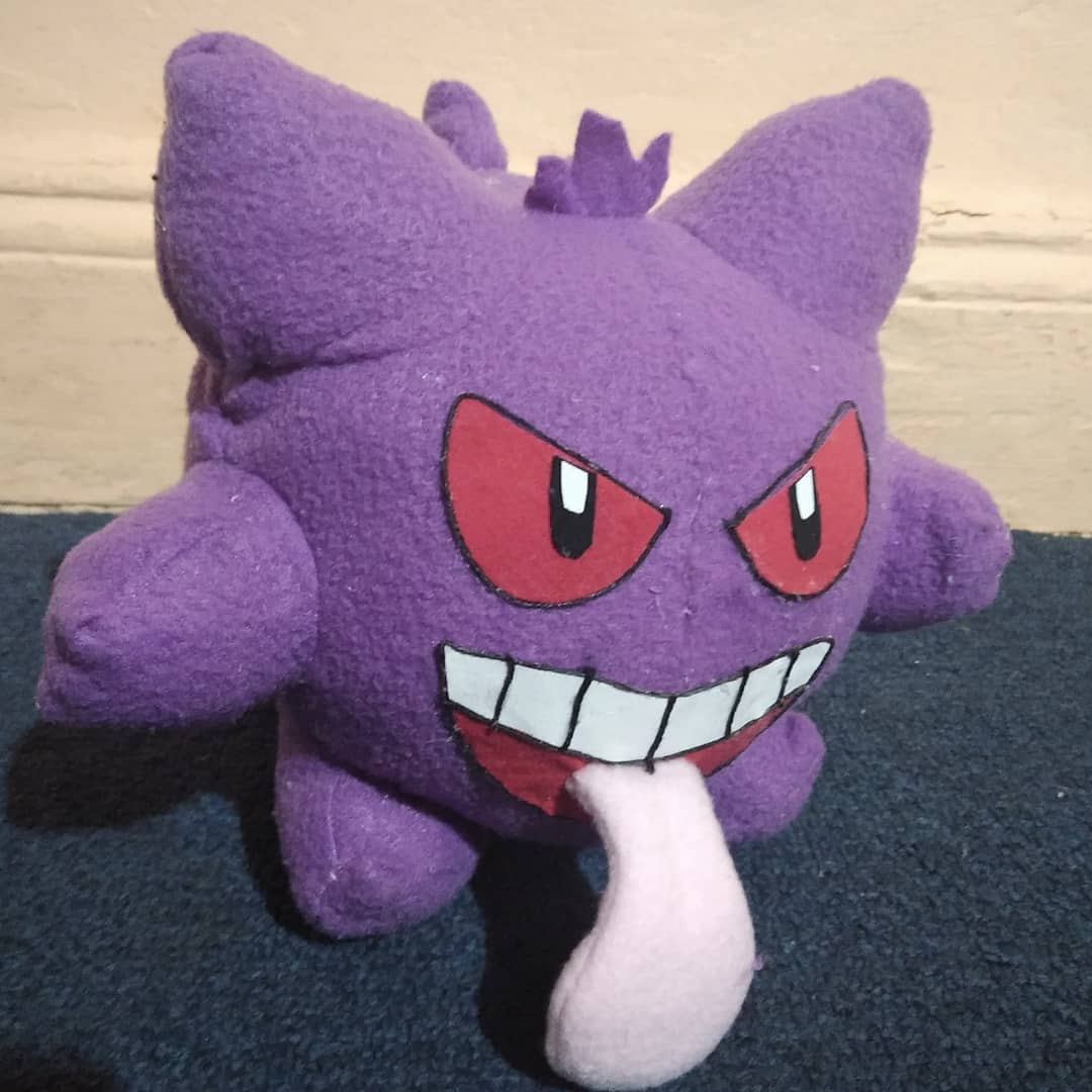 Bulbaditto1's tweet image. 👻Si vas por la noche y tú sombra se te adelanta, seguro es Gengar que quiere tu alma👻

#gengar #gengarplush #gosthtype #pokemon #pokemonplush #pokemonplushie #pokemongo #pokemongoarg #pokemongoargentina #pokemongolatam #pokemonred #pokemonblue #lavandertown