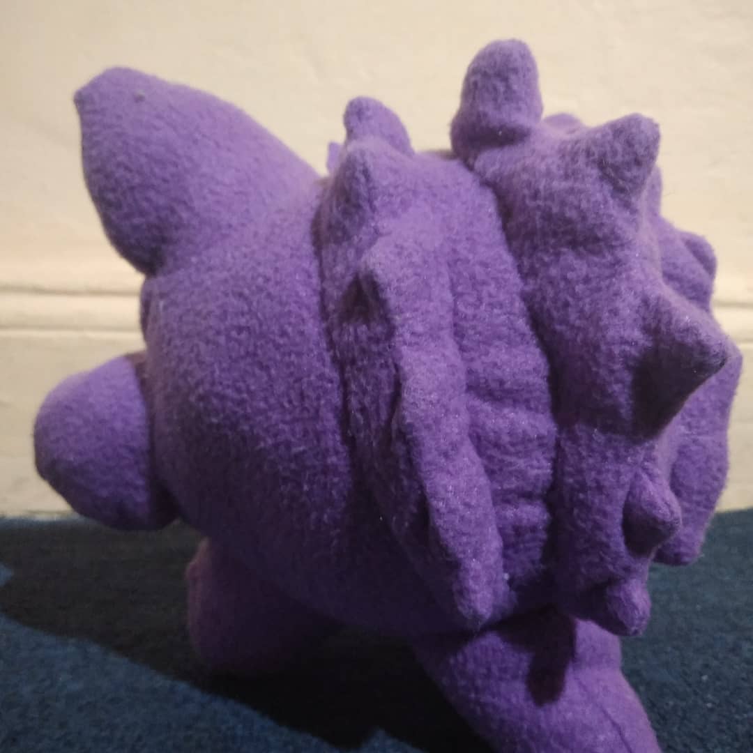 Bulbaditto1's tweet image. 👻Si vas por la noche y tú sombra se te adelanta, seguro es Gengar que quiere tu alma👻

#gengar #gengarplush #gosthtype #pokemon #pokemonplush #pokemonplushie #pokemongo #pokemongoarg #pokemongoargentina #pokemongolatam #pokemonred #pokemonblue #lavandertown