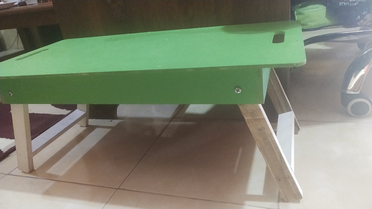 Mayan, pagi ini udah potong-potong kayu.

Yang pertama buat nambah tinggi posisi laptop

Yang kedua ganti kaki meja

Semua dari kayu sisa palete