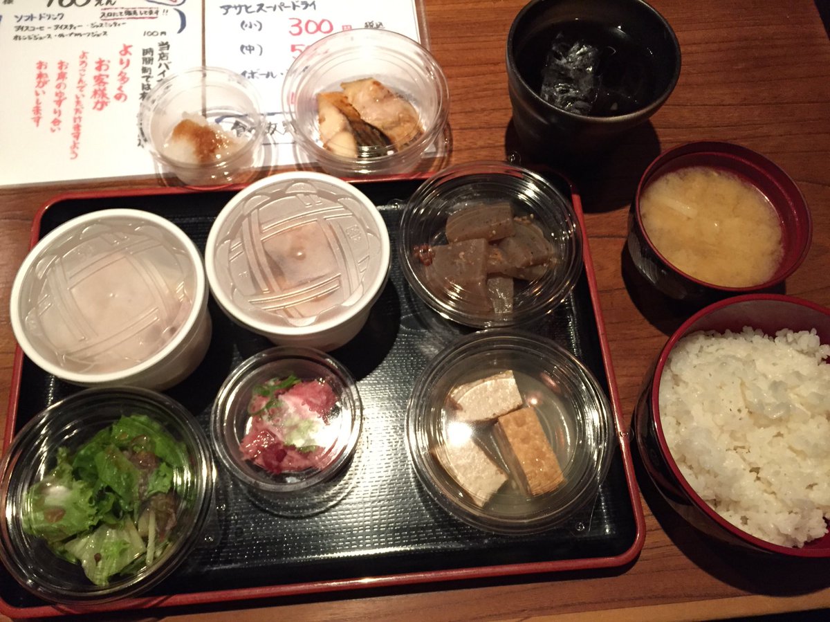 Gekiyaba ねえ これら全部食べ放題で900円 蓋して撮っちゃったから中身分からん感じだけど 唐揚げとか豚しゃぶとかネギトロとか もう最高だったよ この量二周した 福炎や 新橋 ランチ