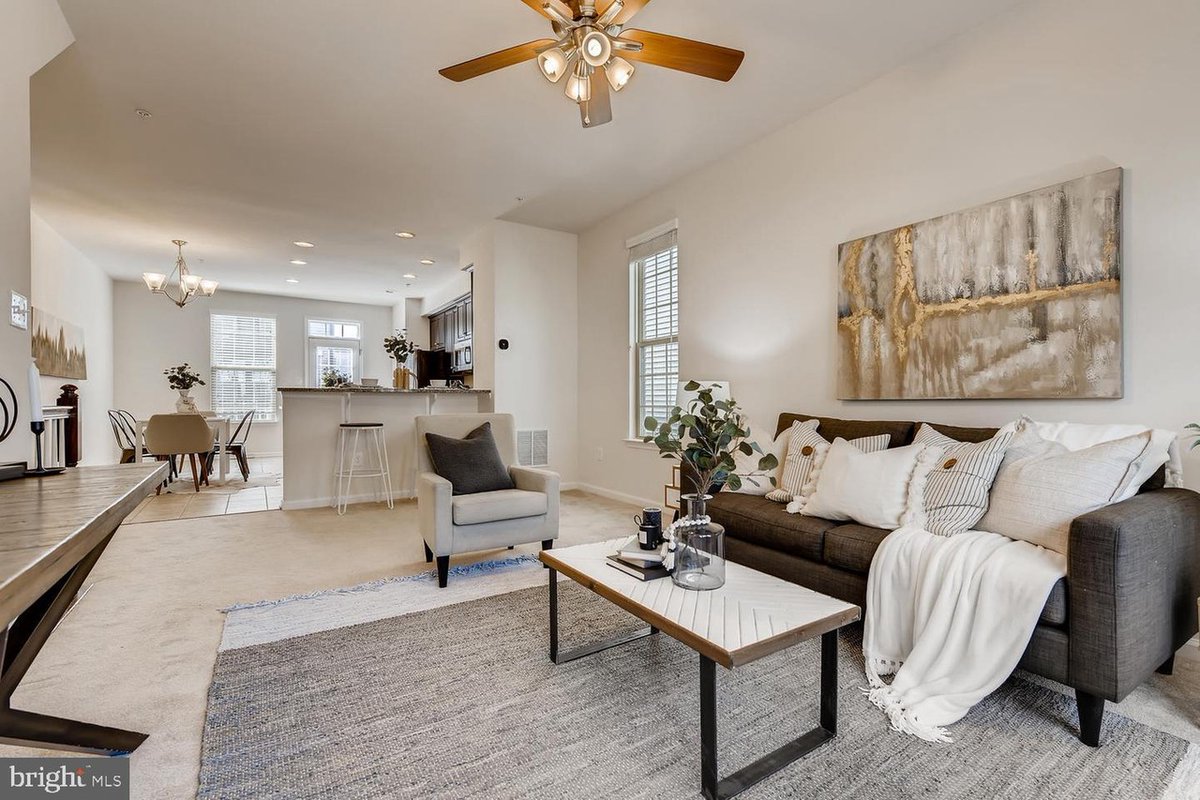 Hiroko Nishimura Writing ここの近くでもうちょっと安くてもうちょっと大きいタウンハウスも 白 のモチーフがお洒落 アパートみたいな作りで賃貸に良さそう お風呂もめっちゃ多い ３階にキッチン入れて一階にシャワー入れたら完璧 T Co