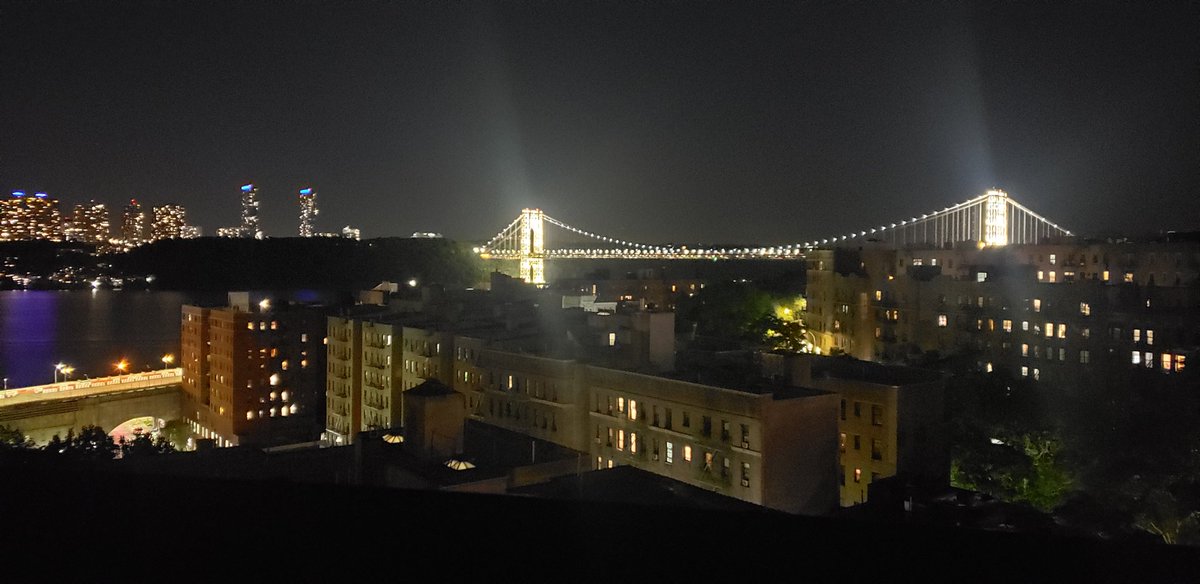 ElGanias's tweet photo. Not sure why #GeorgeWashingtonBridge is lit up tonight, but it's always a welcome sight.
#NYCSky #uptown #NYC
#WashingtonHeights
#Skyline https://t.co/XWlJIX2Gyq