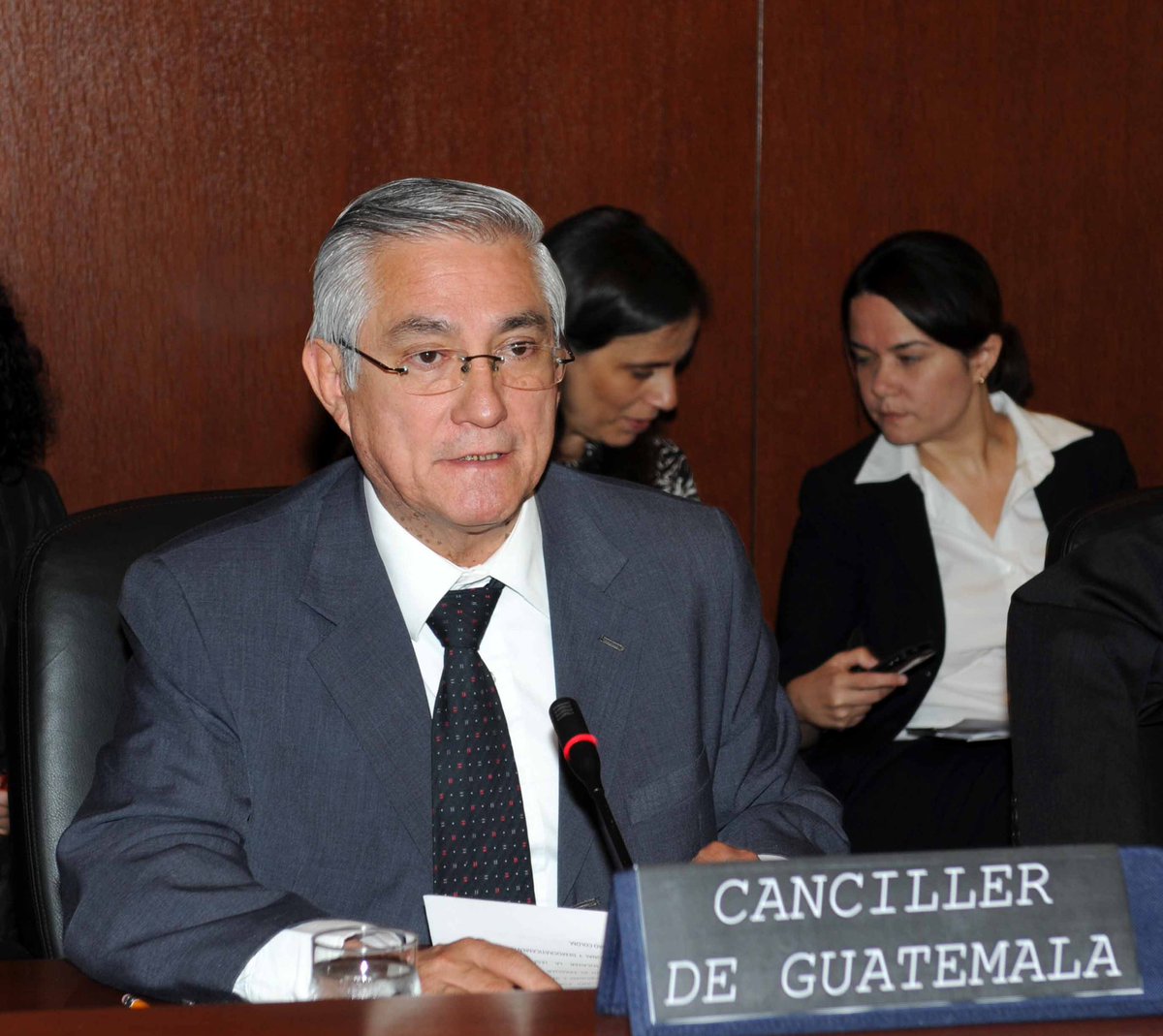 Expreso mis más profundas condolencias por el fallecimiento del Embajador Haroldo Rodas Melgar, ex Ministro de Relaciones Exteriores de la República de Guatemala. Mis oraciones en estos momentos tan difíciles para con su esposa, hijos, nietos y amigos. En paz descanse