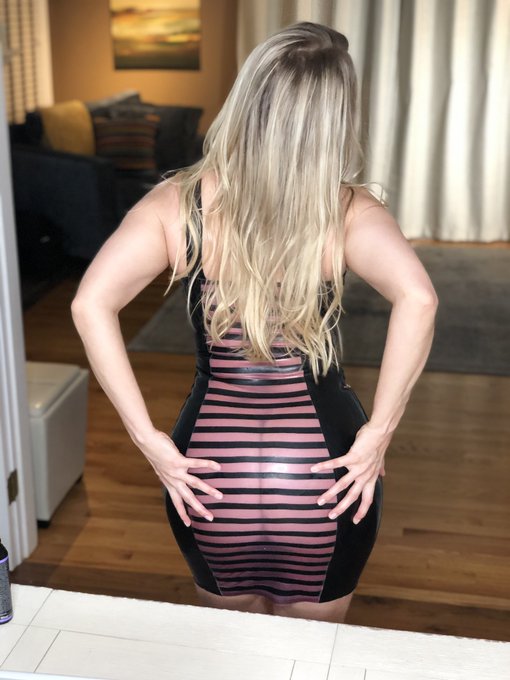 3 pic. Thank you to everyone who came to my live shiney hiney latex OF show tonight ? https://t.co/R