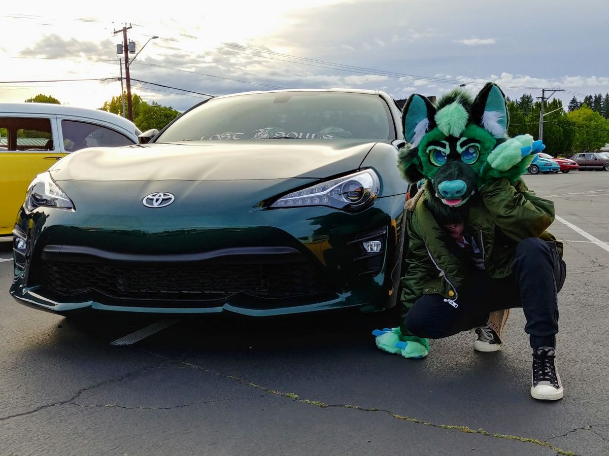 I'm a good boy! I promise I won't touchie~ i loved these cars they just called to me.
#carmeet #greenbean #fursuiter #stripedhyena
