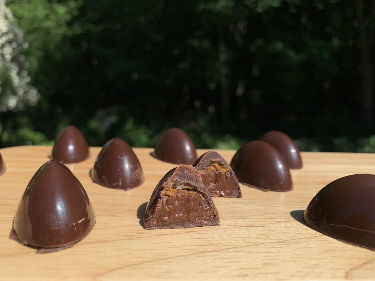 KoekLaura's tweet photo. This cooking thread turned cake turned baking thread will now see a new genre of food, chocolate bonbons :p here’s #attempt4, dark chocolate with a milk tea chocolate ganache and biscoff crumbs https://t.co/DY0dzFaYy2