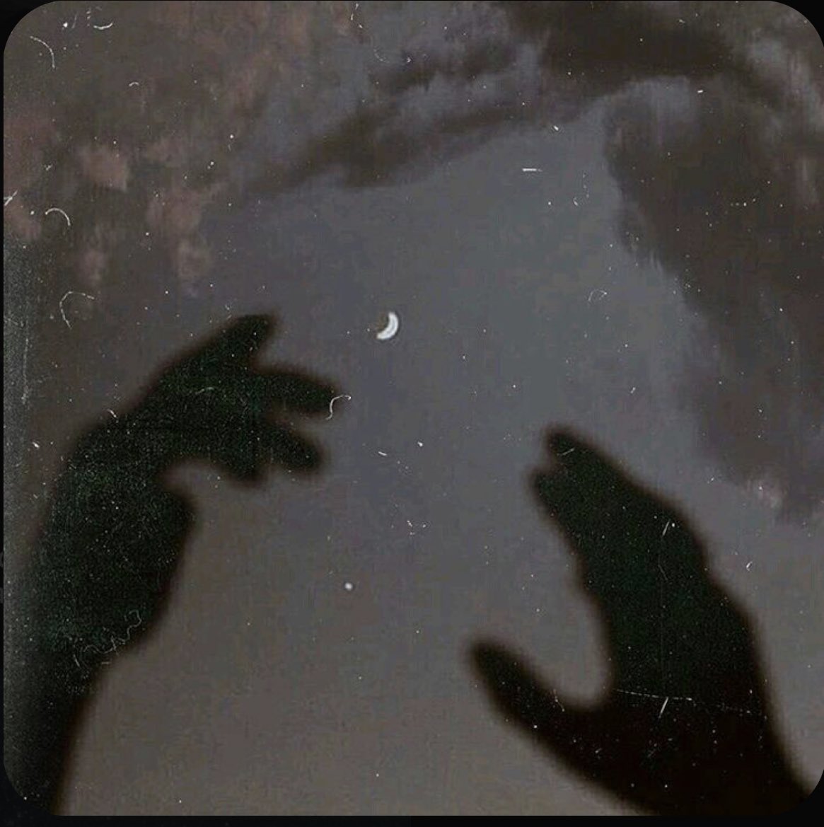 teleparkthy's tweet photo. El chico de las estrellas || au Taekook 

-Te llevaré en mi corazón, Tae
-Suena como una despedida 
-Lo es, mañana me iré 
-¿A dónde?
-A las estrellas

Esa fue la última vez que vi a Jungkook, había cumplido su palabra y se convirtió en...el chico de las estrellas. https://t.co/vmBBOQT9ZI