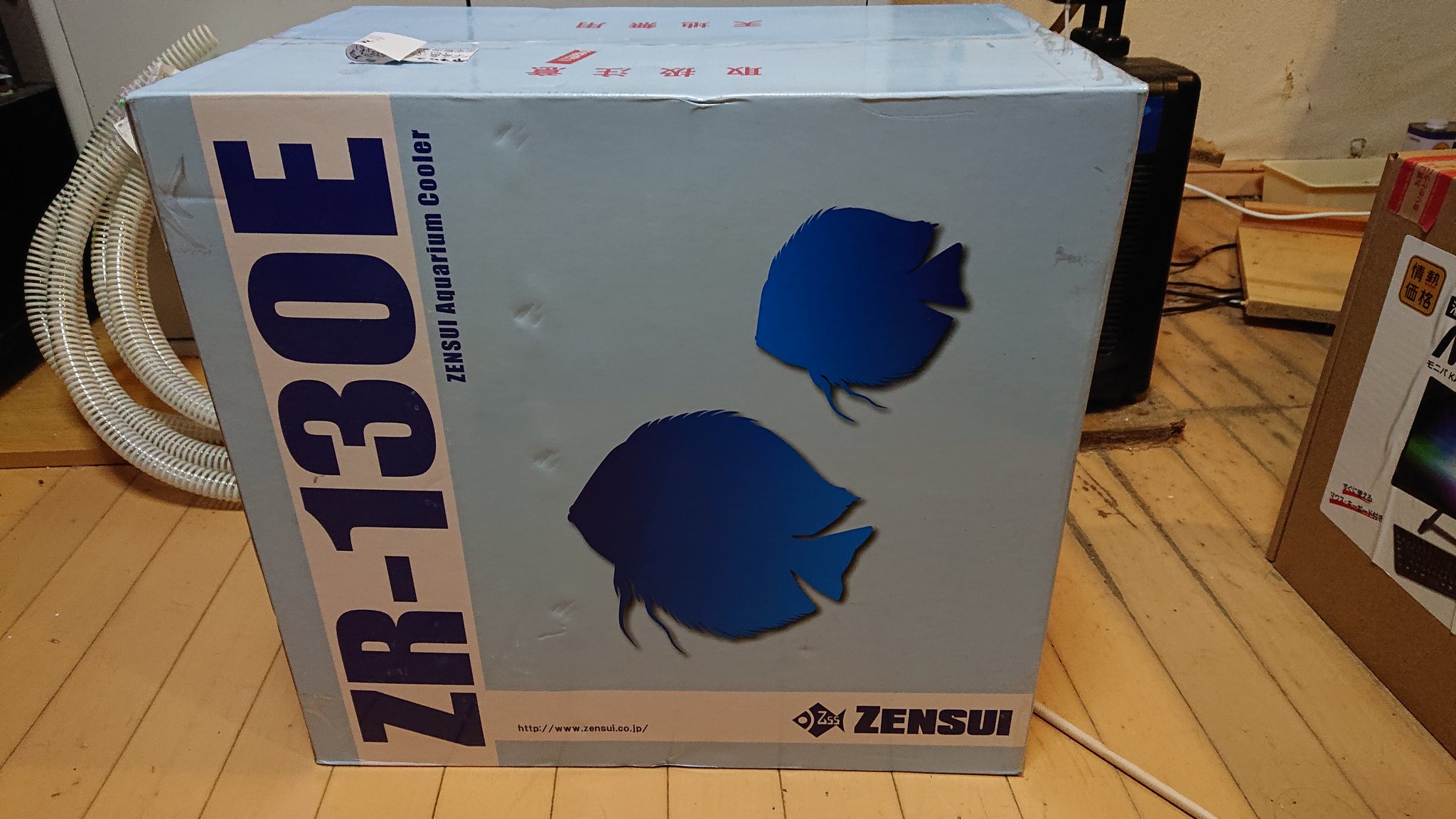 ちゃあ 今使ってる水槽のクーラーがパワー不足なので新しく一回り大きいクーラーを購入したよ すっごく冷える 水槽 クーラー アクアリウム マリンアクアリウム 海水魚水槽 ゼンスイ Zr130 クーラー T Co Odve4buj3r Twitter
