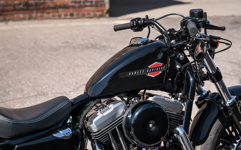 HDCanarias's tweet photo. Icónico depósito de combustible de 8 litros en forma de cacahuete😎 ¿A qué modelo Sportster hacemos referencia? Pista: 1200CC👇🏻. https://t.co/TKZbquDvlY