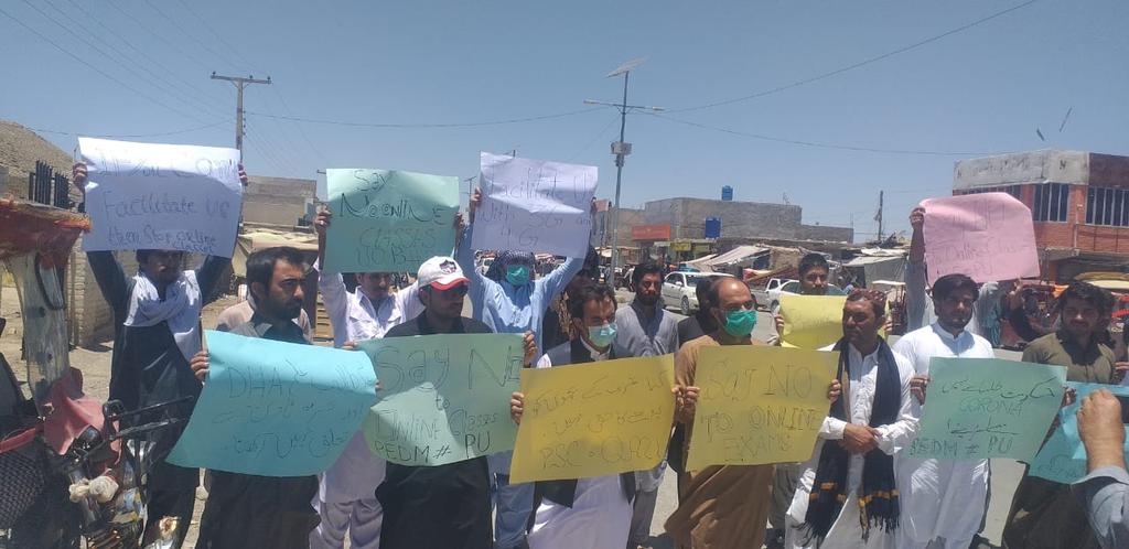 Hidayat_khan7's tweet image. Protest against online classes in home town. We will resist till the time u didn&apos;t stop this curse.
#StudentsHungerStrike_15June 
#StudentsProtestsCountryWide 
#HEC_PromoteToNextSemester 
#HEC_JawaabDou @hecpkofficial @Shafqat_Mahmood
