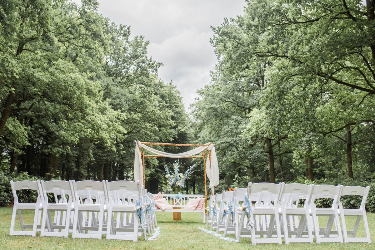 || CEREMONIE ||
Hoe fijn is het, bij mooi weer, om een buitenceremonie te hebben! Wist je dat DJ op je bruiloft ook versterking én muziek kan verzorgen tijdens jullie buitenceremonie?
#djopjebruiloft #ceremonie #lichtengeluid