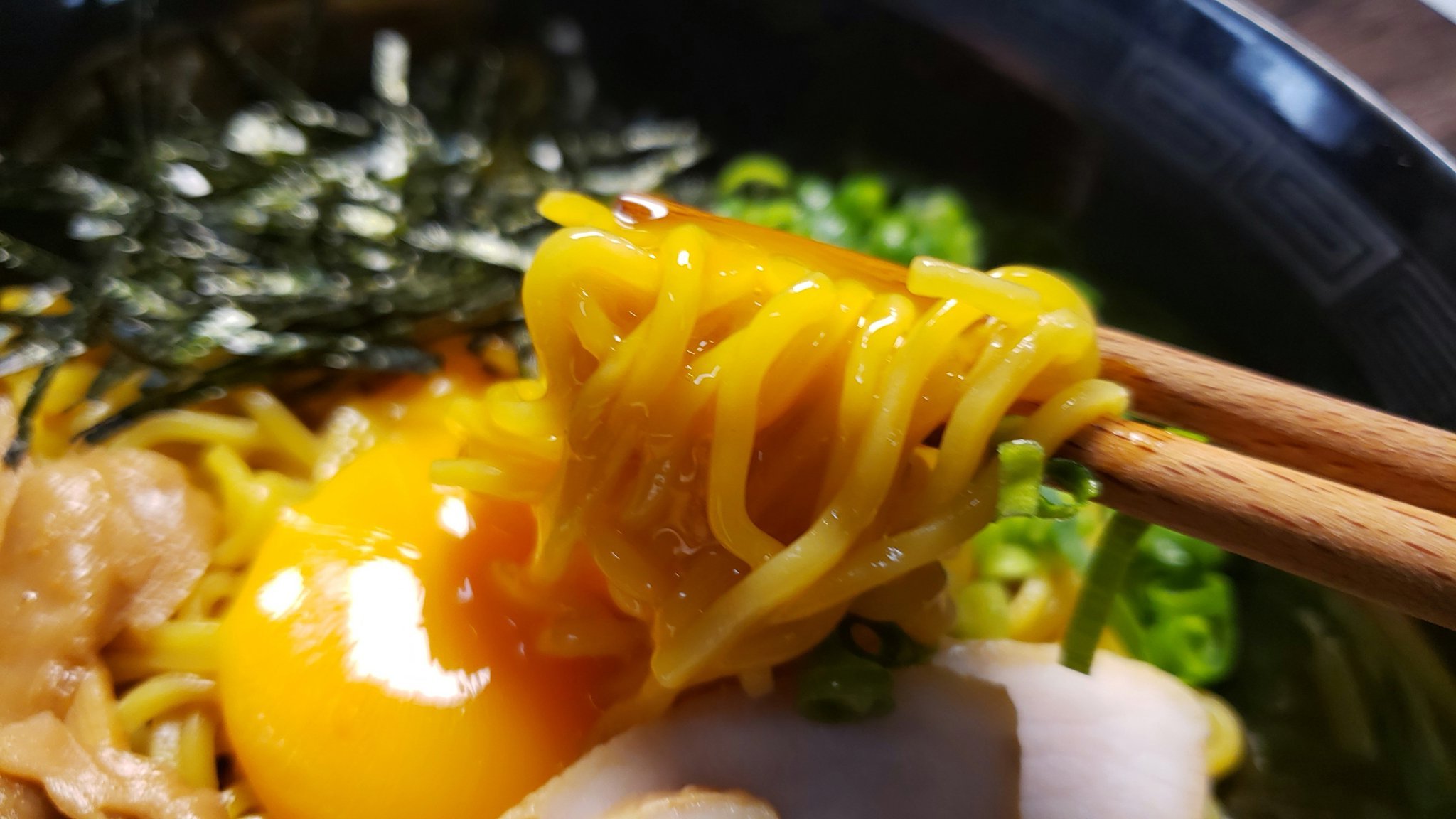 リュウジ 料理のおにいさんバズレシピ 油そばは だし の旨味と香りを利かせると専門店に負けないほど旨くなる 超自信作です 究極のだし油そば 丼に醤油大1弱 オイスターソース大1弱 酢大1 2 リケン素材力だし本かつお小1 2混ぜ 中華麺1玉130gを