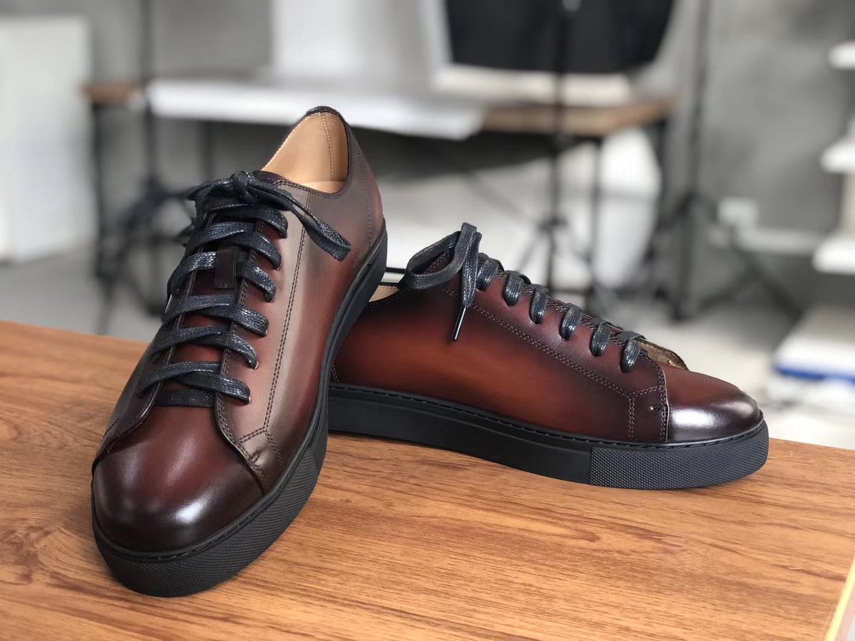 Эрэгтэй гутлууд маань ийм гоё хийгддэг. Тусгай захиалга бэлэн болсоон... Одоо гоё аргыг нь олоод явуулахад л болно доо 🥰🙌😍

***Энэ зураг дээрх гутлууд Франц тугалын арьсан, гараао будаж өнгөө гаргасан, бүгдийг гараар хийсэн загвар