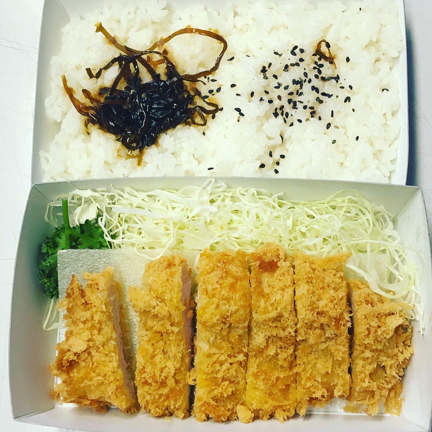 S 78 とんかつの和幸でロースかつ弁当を W テイクアウト W 何年かぶりに和幸のとんかつ を 食べました キャベツにつける 柚子の ドレッシングはまだ健在でした とても美味しく頂きました とんかつ和幸 S78 とんかつ 柚子