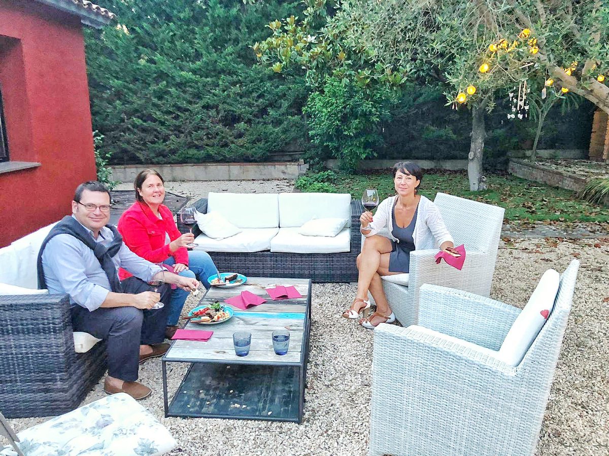 Nuestra primera cata presencial de #desecalada fue fantástica: hemos catado los vinos de <a href="/BenegasWines/">Bodega Benegas</a> estando conectados con el equipo de la bodega misma. Y luego disfrutamos de un típico asado argentino en el jardín! 🍷#winetasting #wine #vinosconalma #eventosdevinos