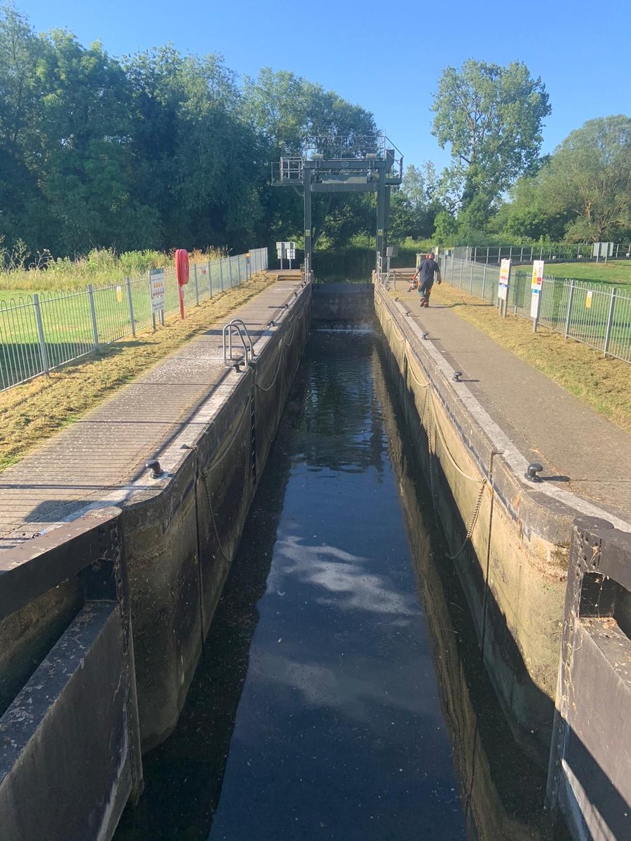 Ang_WaterwaysEA's tweet photo. Our #WaterwaysWorkforce are out nice &amp; early undertaking regular amenity maintenance on our sites, grass cutting, strimming etc.Whilst also checking up on them too. Here they’re at #Bedford &amp; #CardingtonLock, #RiverGreatOuse &amp; part of @EnvAgencyAnglia #Waterways for you to enjoy. https://t.co/AIr3CZ55ZA