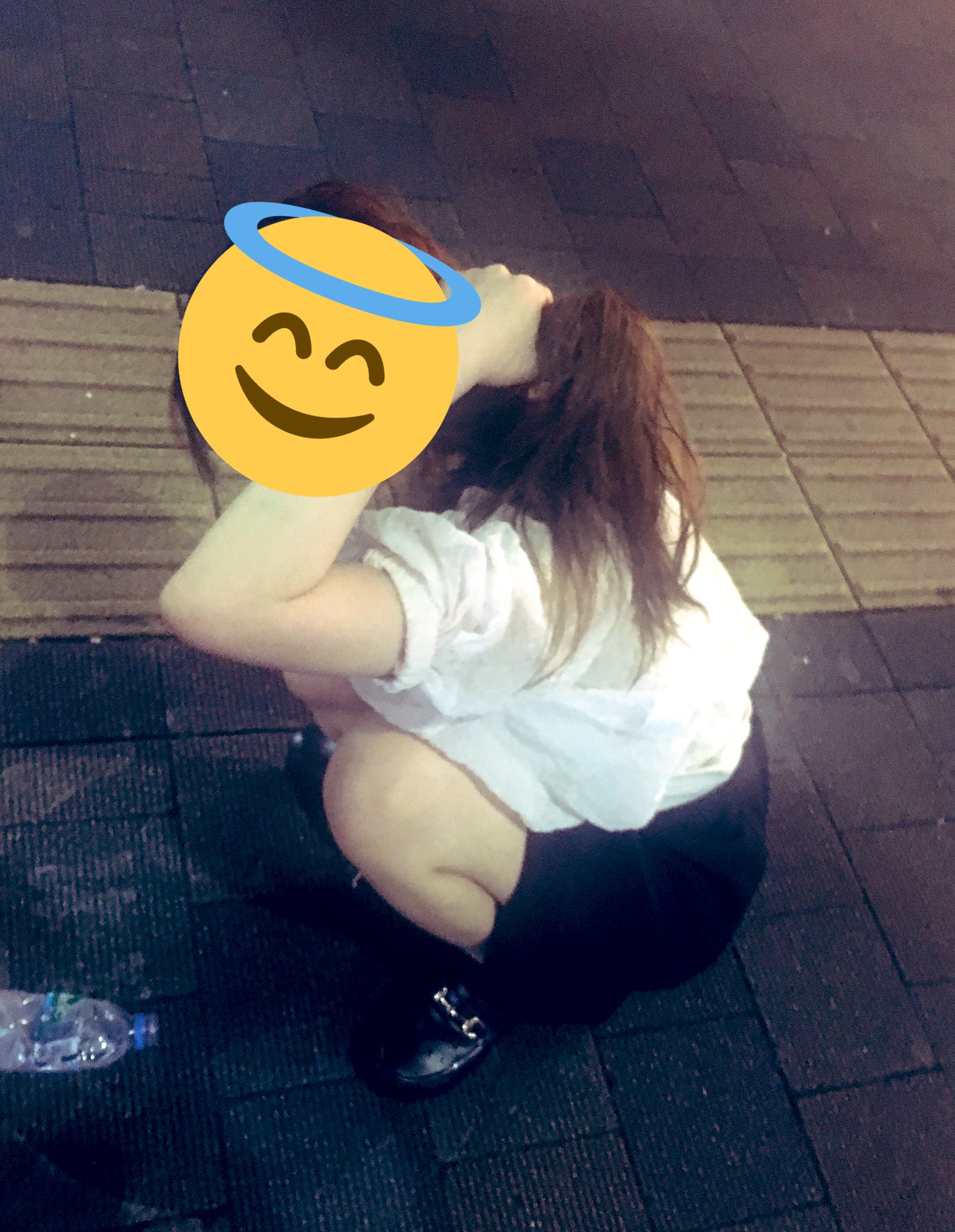 牛込寅太郎a K A Tiger Shot 金曜日の歌舞伎町 友達と飲んでいた帰り道 俺の前に1台のタクシーが止まった 1人の女性が酔いすぎて降ろされたそうだ 今にも吐きそうな雰囲気 彼女は道路横の花壇に倒れ込んだ とりあえず座ろう と声をかけるも
